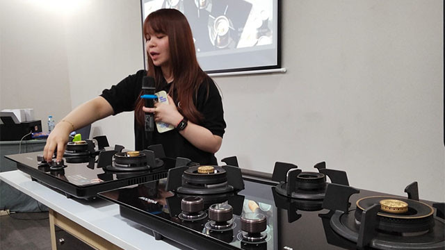 Marketing Modena Manado menunjukkan keunggulan 2 produk kompor terbaru brand tersebut.
