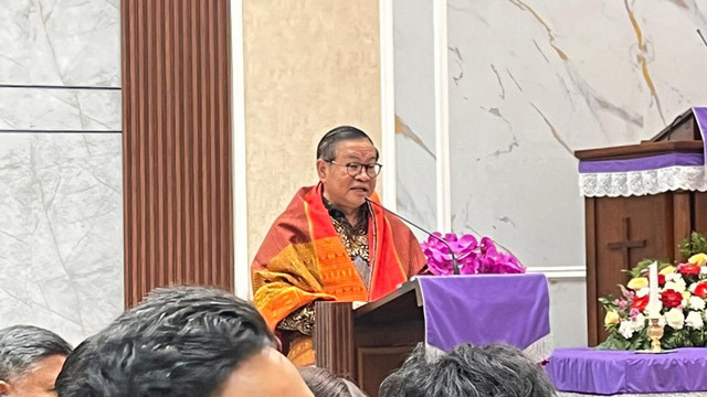 Gubernur DKI Jakarta Pramono Anung saat meresmikan Gereja HKBP Ressort Pondok Kelapa, Duren Sawit, Jakarta Timur, Minggu (14/12/2025). Foto: Nasywa Athifah/kumparan