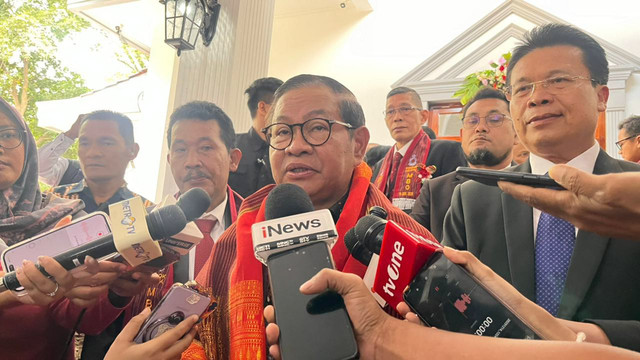 Gubernur DKI Jakarta Pramono Anung usai meresmikan Gereja HKBP Ressort Pondok Kelapa, Duren Sawit, Jakarta Timur, Minggu (14/12/2025). Foto: Nasywa Athifah/kumparan