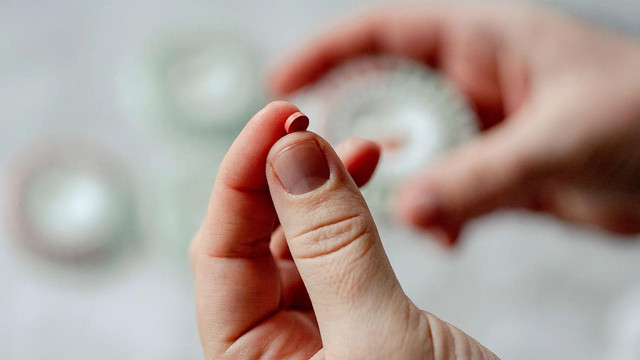 Oksitosin, yang sering dikenal sebagai 'hormon cinta', dikaitkan dengan momen-momen ikatan dan diyakini dapat melawan beberapa efek stres.