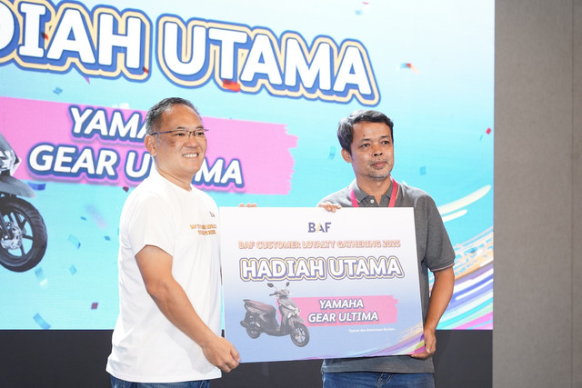Caption: Presiden Direktur BAF, Koji Kato, menyerahkan simbolis hadiah Motor Baru Yamaha ke BAF Friends dalam BAF Customer Loyalty Gathering. Dok: BAF 