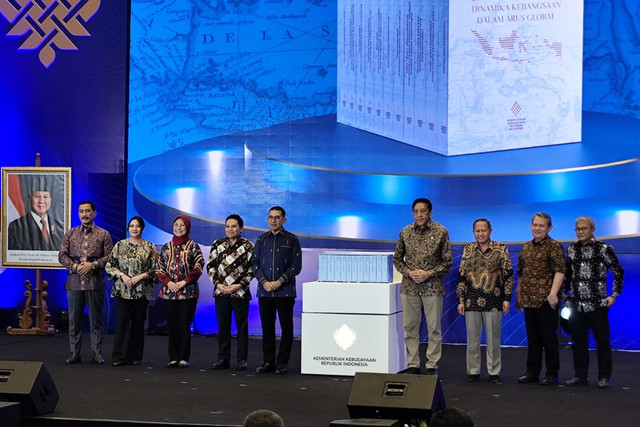 Menteri Kebudayaan, Fadli Zon meresmikan buku sejarah RI di kantor Kemenbud, Jakarta pada Minggu (14/12/2025). Foto: Luthfi Humam/kumparan
