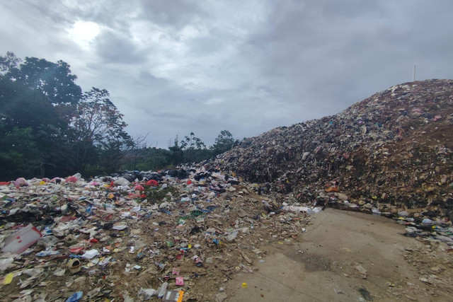 Tumpukan sampah di TPA Cipeucang, Tangerang Selatan, Banten, Minggu (14/12/2025). Foto: Rachmadi Rasyad/kumparan