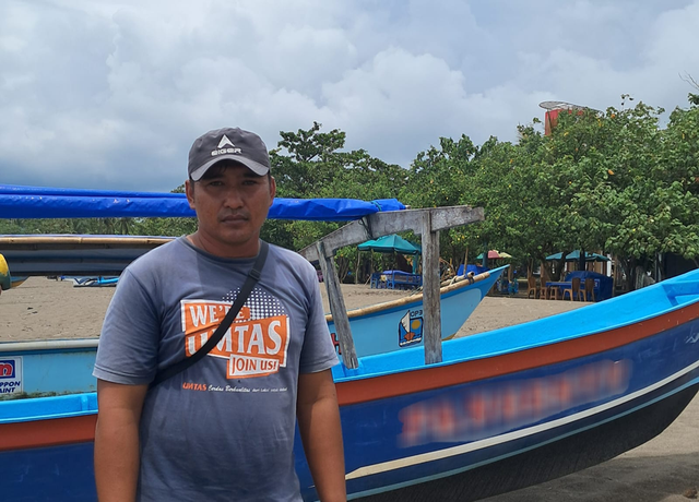 Pak Yuri, pengemudi ojek perahu di Pantai Barat Pangandaran. (Foto: Naura Hilmiya Hazima)