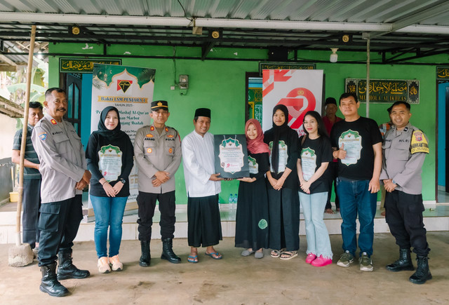 Penyerahan bantuan Bakti LSM PENJARA 1 di Mushala Al-Ikhlas, Karangmojo, dibersamai Kapolsek AKP Anang Prastawa, S.H., pada peringatan Hari Bhayangkara ke-79.