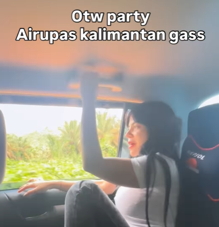 DJ Dinar Candy soroti akses jalan di Air Upas Ketapang, Kalbar. Foto: Dok. Instagram @dinar_candy