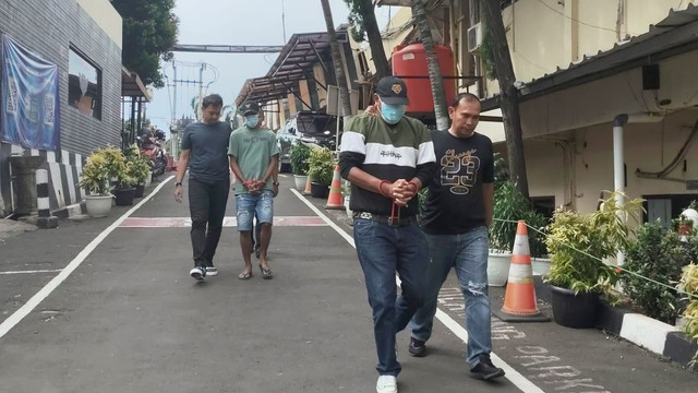 Polisi tangkap 2 debt collector yang memukul dan merampas STNK pemilik mobil di Depok, Minggu (14/12/2025). Foto: kumparan