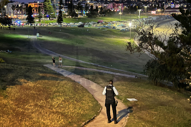 Polisi berjaga usai penembakan di Pantai Bondi, Sydney, Australia, Minggu (14/12/2025). Foto: Mick Tsikas/Pool via REUTERS