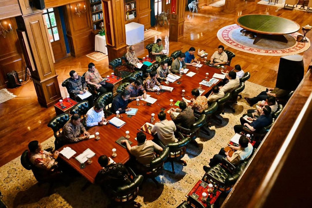 Presiden Prabowo Subianto menggelar rapat bersama sejumlah Menteri Kabinet Merah Putih di Hambalang, Bogor, Minggu (14/12/2025). Foto: Instagram/ @sekretariat.kabinet