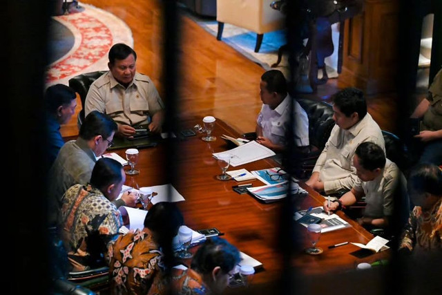 Presiden Prabowo Subianto menggelar rapat bersama sejumlah Menteri Kabinet Merah Putih di Hambalang, Bogor, Minggu (14/12/2025). Foto: Instagram/ @sekretariat.kabinet