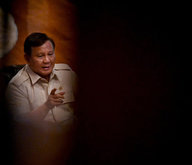 Presiden Prabowo Subianto menggelar rapat bersama sejumlah Menteri Kabinet Merah Putih di Hambalang, Bogor, Minggu (14/12/2025). Foto: Instagram/ @sekretariat.kabinet