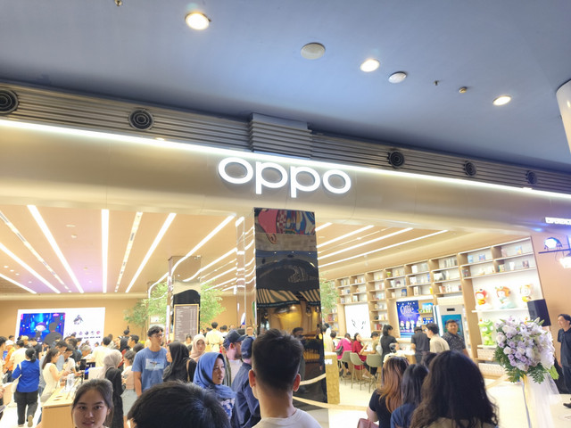 Oppo Flagship store yang dilengkapi dengan toko buku, cafe, 3D Printer, lounge, dan robot pintar di Gandaria City, Jaksel, Minggu (14/12). Foto: Thomas Bosco/kumparan