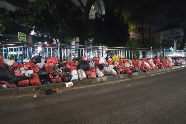 Sampah yang menumpuk di bawah Flyover Ciputat, Tangerang Selatan, Minggu (14/12/2025). Foto: Rachmadi Rasyad/kumparan