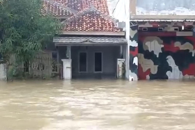 Rumah warga yang terendam banjir di wilayah Kabupaten Cirebon, Minggu (14/12/2025). Foto: kumparan