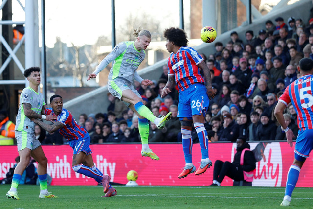 Pemain Manchester City Erling Haaland mencetak gol ke gawang Crystal Palace pada pertandingan Liga Inggris di Selhurst Park, London, Inggris, Minggu (14/12/2025). Foto: Peter Cziborra/REUTERS