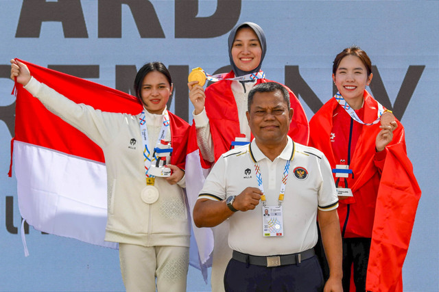 Petembak Indonesia Dewi Laila Mubarokah (atas tengah) berfoto usai pengalungan medali pemenang nomor 10 meter Air Rifle putri cabang menembak SEA Games 2025 Thailand di Photharam Shooting Range, Bangkok, Thailand, Sabtu (13/12/2025). Foto: Muhammad Ramdan/ANTARA FOTO
