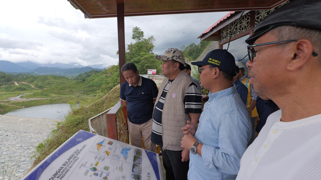 Anggota Komisi VI DPR RI dari daerah pemilihan Gorontalo, Rachmat Gobel, saat mengunjungi waduk Bulango Ulu, Kabupaten Bone Bolango, Provinsi Gorontalo, Minggu (14/12/2025). Foto: Tim Rachmat Gobel
