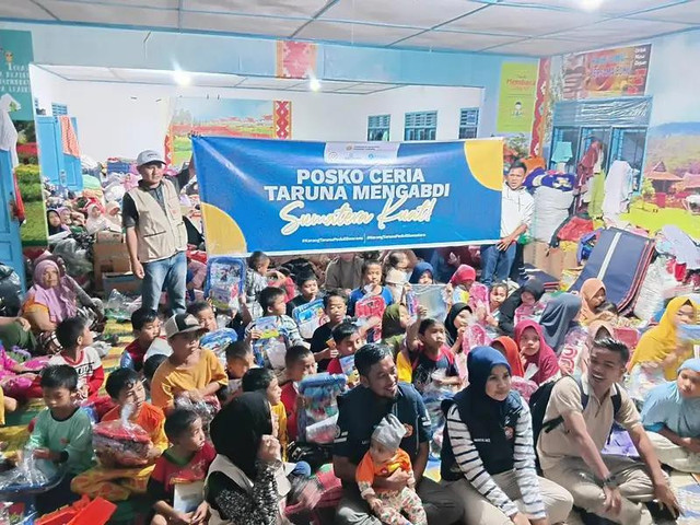 Karang Taruna Nasional bersama anak-anak korban pengungsian di Tapanuli Selatan. Dok istimewa
