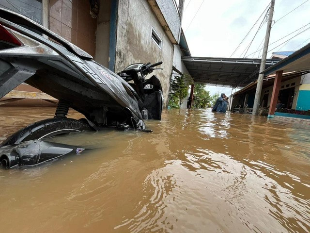 Banjir rob rendam permukiman warga di Pontianak. Foto: Rabiansyah/Hi!Pontianak