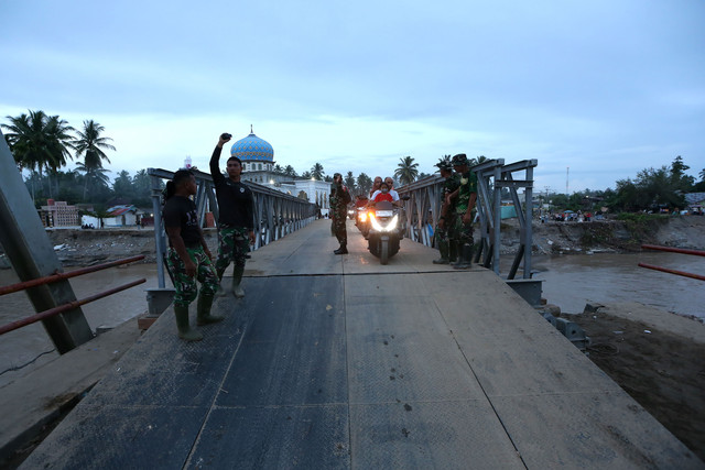 Warga melewati jembatan bailey yang menghubungkan Bireuen dengan Kabupaten Bener Meriah dan kabupaten lainnya saat uji coba di Juli, Bireuen, Aceh, Minggu (14/12/2025). Foto: Irwansyah Putra/ANTARA FOTO