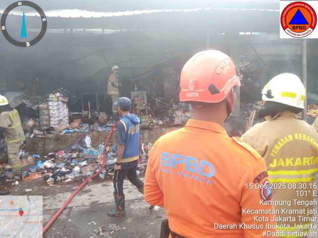 Kondisi terkini kebakaran di Pasar Induk Kramat Jati, Jakarta Timur, Senin (15/12/2025). Foto: BPBD DKI Jakarta