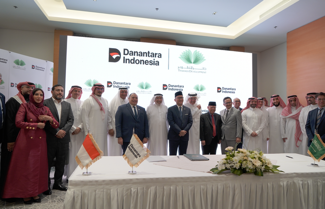 Danantara Investment Management (DIM) menandatangani perjanjian akuisisi multi-aset (hotel dan real estate) dengan Thakher Development Company untuk jemaah haji dan umroh Indonesia di Makkah, Arab Saudi, Minggu (14/12/2025). Foto: Istimewa