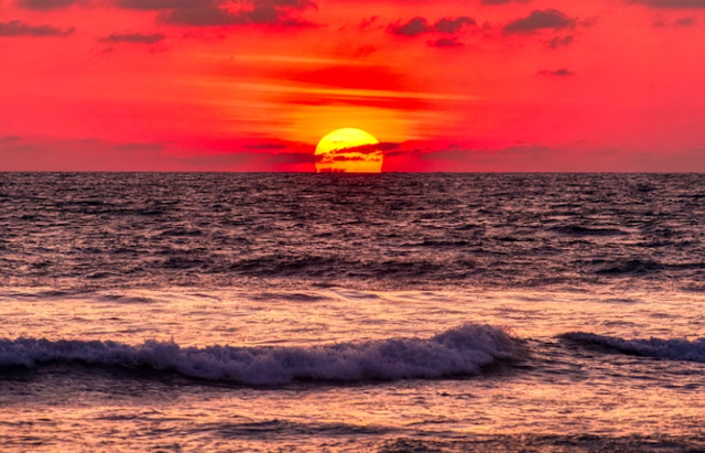 Ilustrasi sunset pier pik 2. Sumber: Unsplash/Sergio Mena Ferreira