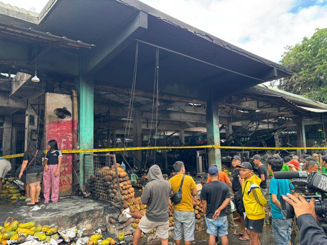 Suasana di lokasi kebakaran Pasar Induk Kramat Jati, Jakarta Timur pada Senin (15/12/2025). Foto: Abid Raihan/kumparan