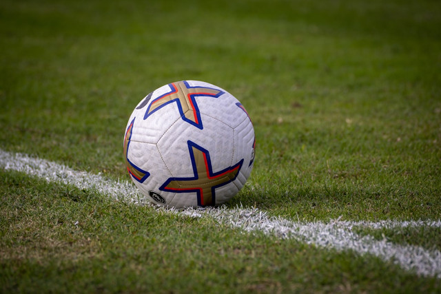 Ilustrasi link live streaming Roma vs Como dan jadwalnya. Foto: Unsplash.com/Davide Buttani