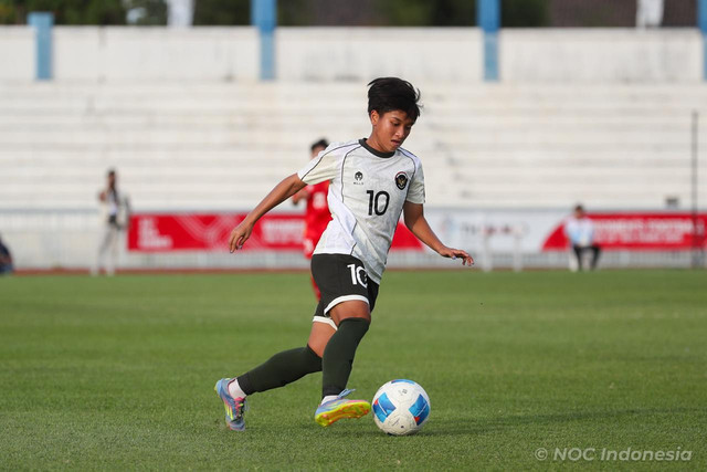 Sheva Imut, pemain Timnas Wanita Indonesia, saat bertanding di partai semifinal SEA Games melawan Vietnam di Chonburi, Thailand, pada Minggu (14/12). Foto: NOC Indonesia