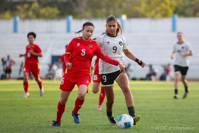 Claudia Scheunemann, pemain Timnas Wanita Indonesia, saat bertanding di partai semifinal SEA Games melawan Vietnam di Chonburi, Thailand, pada Minggu (14/12). Foto: NOC Indonesia