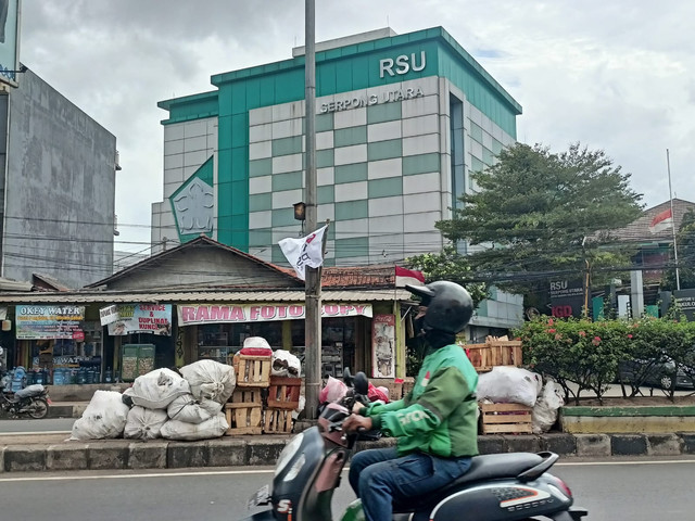 Sampah di Jalan Raya Serpong, Senin (15/12/2025). Dok: kumparan