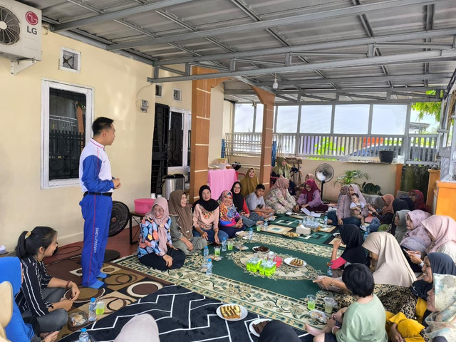 Edukasi Safety Riding untuk kelompok ibu-ibu arisan kompleks. Foto: Dok. Asmo Kalbar