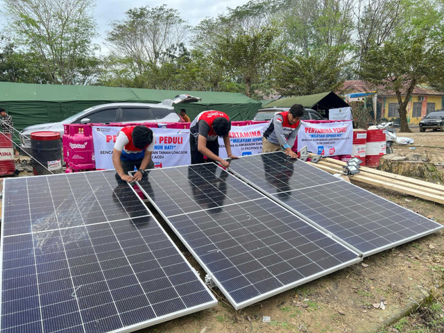 Pertamina memberikan 7 paket PLTS untuk penerangan Posko Pengungsian di Aceh Tamiang, Aceh, Sabtu (13/12/2025). Foto: Dok. Pertamina