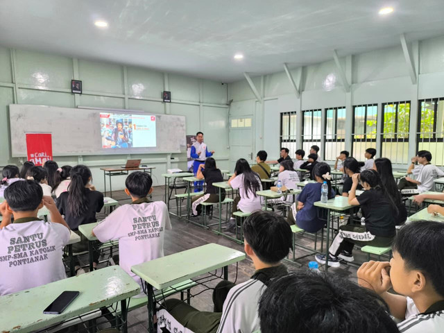 Edukasi keselamatan berkendara di SMA Santu Petrus Pontianak. Foto: Dok Asmo Kalbar