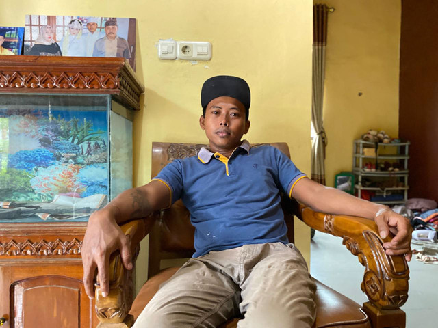 Heru Apriangga salah satu pekerja bangunan dari Indramayu yang selamat saat di banjir bandang di Aceh setelah menempuh 8 hari berjalan kaki ke lokasi yang aman, Minggu (14/12/2025). Foto: kumparan