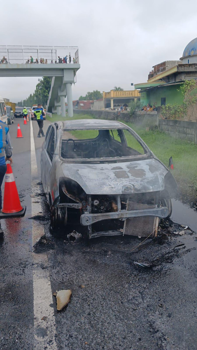 Mobil terbakar di Tol KM 25, Medan, Senin (15/12/2025). Foto: DPKP Kota Medan