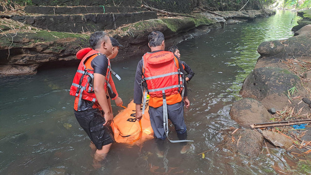 Tim SAR menyelam untuk menemukan seorang pemancing yang hanyut di Sungai Boyong, Lempongsari, Sariharjo, Kapanewon Ngaglik, Kabupaten Sleman, Senin (15/12/2025). Foto: Kantor SAR Yogyakarta