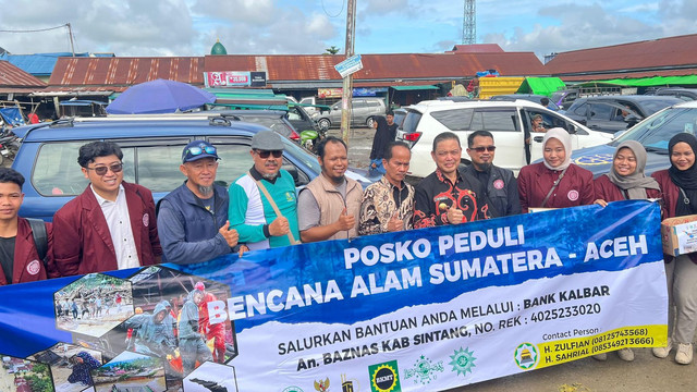 Sejumlah ormas Islam di Kabupaten Sintang berkolaborasi membuka Posko Peduli Bencana Alam bagi korban bencana di wilayah Sumatera dan Aceh. Mereka berfoto dengan Bupati Sintang dan Gubernur Kalbar di sela mengumpulkan donasi di Pasar Masuka. Foto: Dok. Istimewa