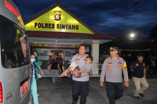Kapolres Sintang, AKBP Sanny Handityo, menggendong Boy, pelajar SD yang mengalami kesulitan berjalan untuk menjalani proses pengobatan. Foto: Dok. Polres Sintang