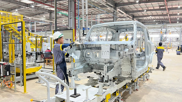 Aktivitas produksi mobil listrik VinFast di pabrik Subang, Jawa Barat, Senin (15/12/2025). Foto: Laras Kiranasari/kumparan