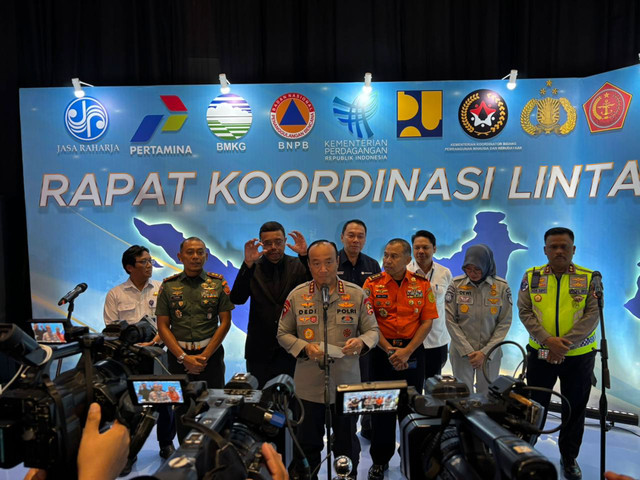 Wakapolri, Komjen Dedi Prasetyo memberikan keterangan terkait Operasi Lilin 2025 yang akan berlaku selama periode Nataru di STIK Polri, Jakarta Selatan pada Senin (15/12/2025). Foto: Abid Raihan/kumparan