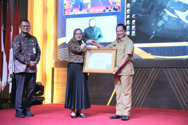 Menteri Dalam Negeri (Mendagri) Muhammad Tito Karnavian menerima penghargaan Outstanding Public Service Innovations (OPSI) Kelompok Umum dalam ajang Kompetisi Inovasi Pelayanan Publik (KIPP) Tahun 2025 di Jakarta, Senin (15/12/2025). Foto: Kemendagri RI