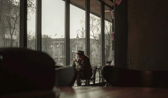 People sitting on chairs, Foto Aldiyar Via https://unsplash.com/@aldqk