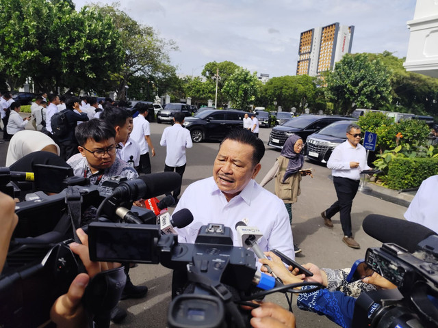 Menteri dan wakil menteri Kabinet Merah Putih mulai berdatangan ke Istana Negara jelang Sidang Kabinet Paripurna pada Senin (15/12/2025). Foto: Luthfi Humam/kumparan