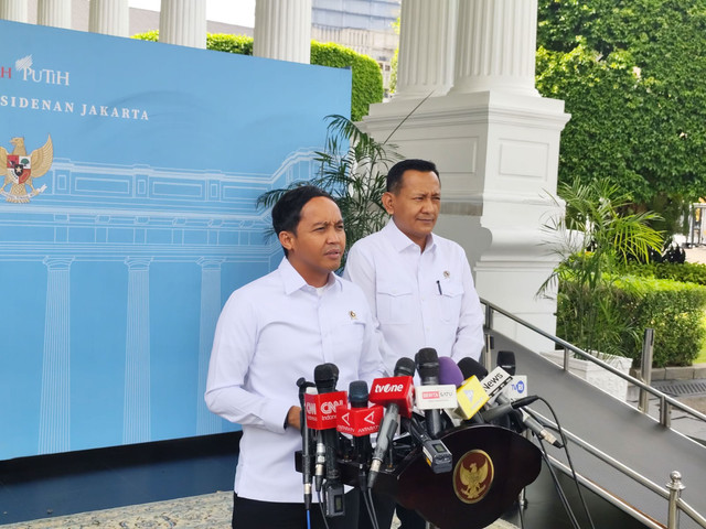 Menteri Kehutanan (Menhut) Raja Juli Antoni dan Wamenhut Rohmat Marzuki di Istana Negara sebelum Sidang Kabinet paripurna di Istana Negara pada Senin (15/12/2025). Foto: Luthfi Humam/kumparan
