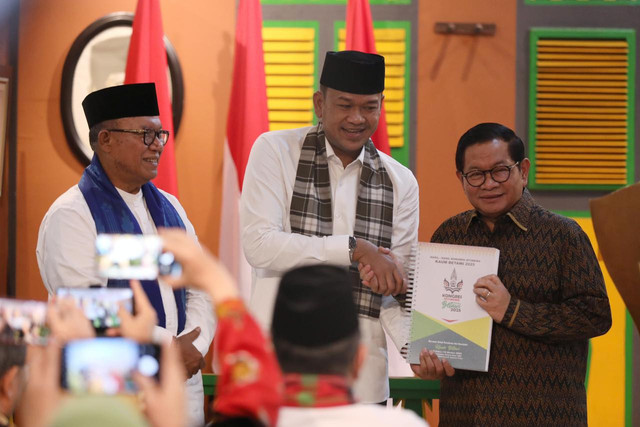 Gubernur DKI Jakarta Pramono Anung saat menerima hasil Kongres Istimewa Kaum Betawi di Museum MH Thamrin, Senen, Jakarta Pusat, Senin (15/12/2025). Foto: Pemprov DKI Jakarta