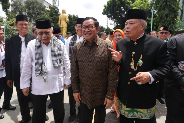 Gubernur DKI Jakarta Pramono Anung saat menerima hasil Kongres Istimewa Kaum Betawi di Museum MH Thamrin, Senen, Jakarta Pusat, Senin (15/12/2025). Foto: Pemprov DKI Jakarta