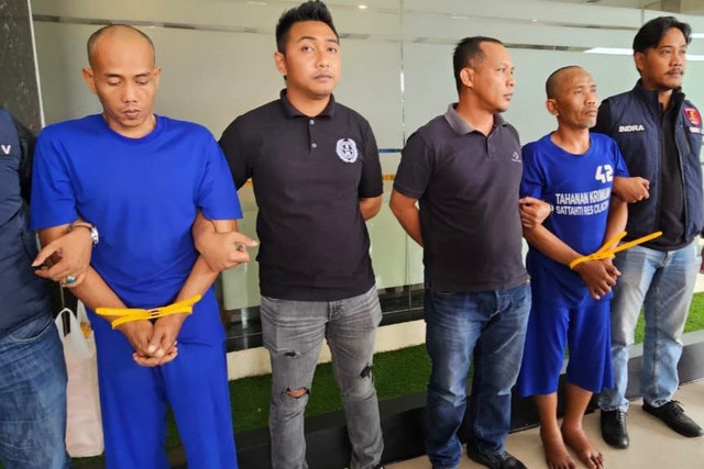 Tersangka pembunuh advokat asal Banyumas, Sayudi (kanan) dan Juwanto (kiri). Foto: Intan Alliva/kumparan