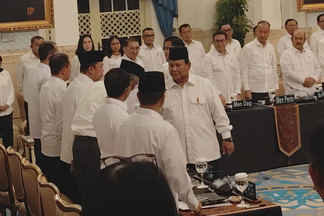 Presiden Prabowo Subianto menyalami para menteri dan wakil menteri sebelum Sidang Kabinet Paripurna di Istana Negara pada Senin (15/12/2025). Foto: Luthfi Humam/kumparan